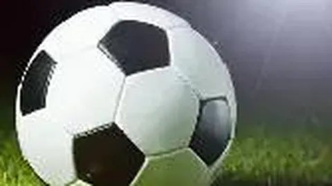 蓝军后卫精彩过人，射门却失良机，兰帕德笑场